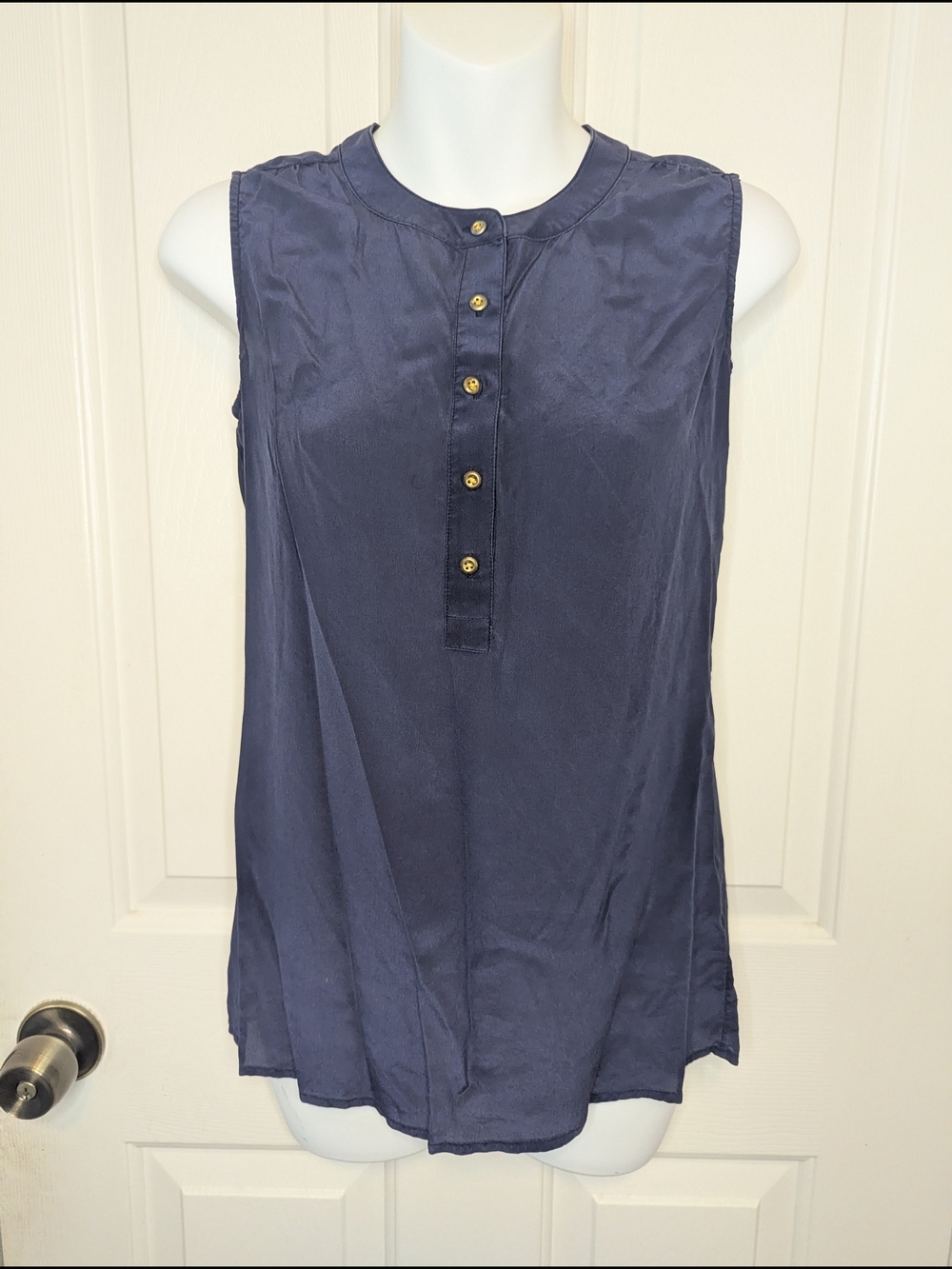 Banana Republic Womens 100% Silk Blouse XS Navy Blue Gold Button Sleeveless Top